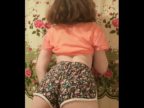 ❤️ Dhallaan yar oo sexy ah oo iska siibaysa surwaalka gaaban ee kamarada ️❌ Galmo