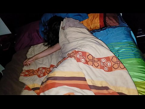 ❤️ Stepson oo garaacaya hooyadeed oo yar intay seexanayso. ️❌ Galmo